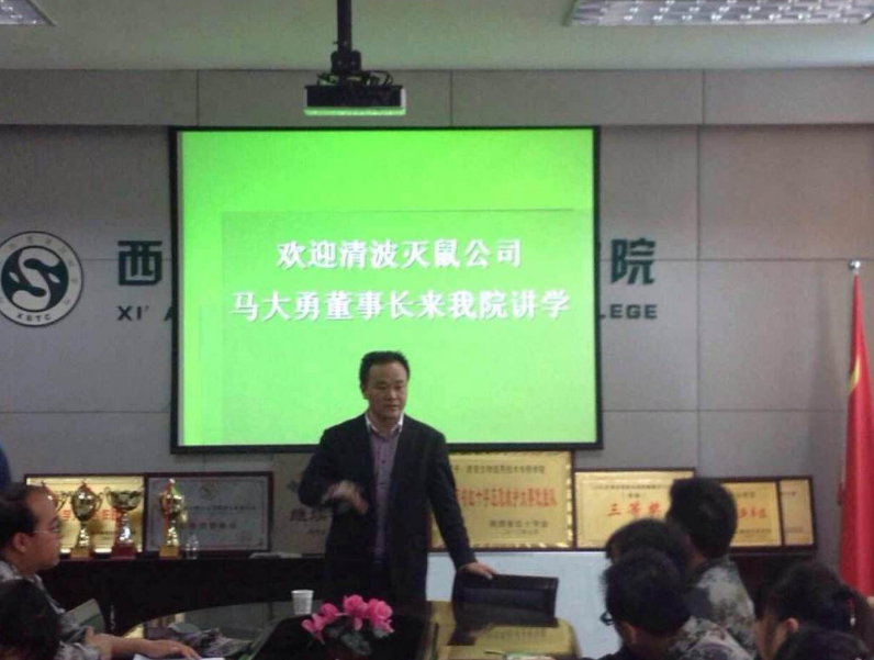 岨