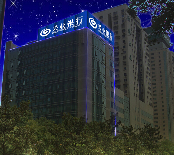 岨